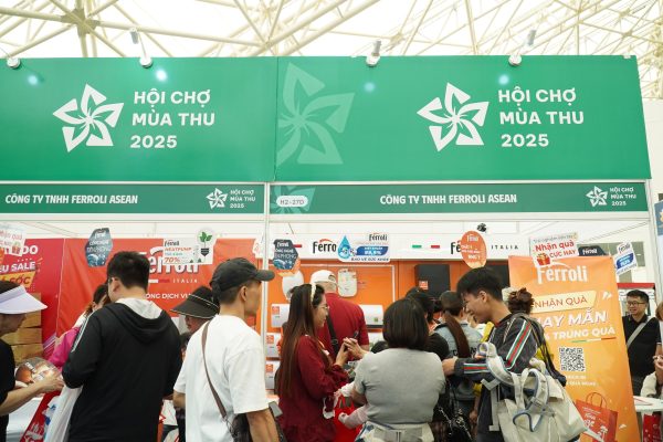 Khách hàng tham quan trải nghiệm sản phẩm tại gian hàng